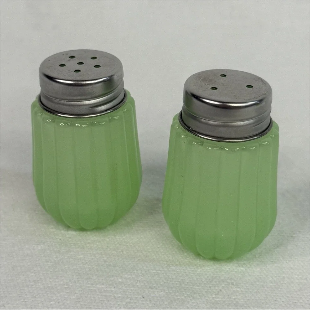 Vintage Style Green Jadeite Ribbed Glass Salt & Pepper Shaker Set Mini 2.5